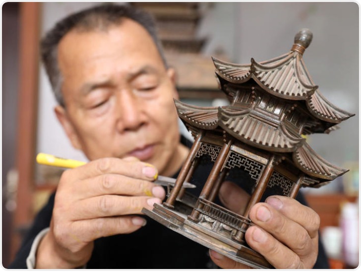 【大风影像】农民手艺人杨双厚微雕下的“中式古建”