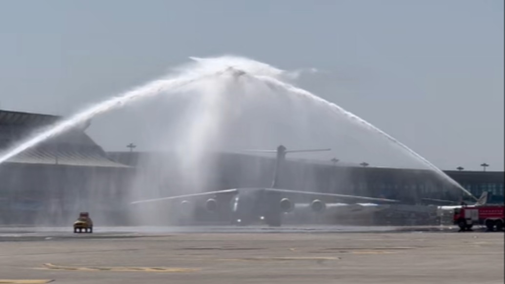 沈阳桃仙国际机场以最高礼遇“过水门”迎接英烈回家