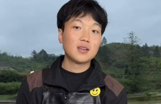 21岁小伙卖猪肉帮助抚养6个弟妹：羡慕同龄人上大学