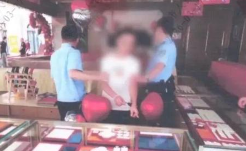 男子在通风管里藏10小时盗走约150万黄金 当晚就被抓