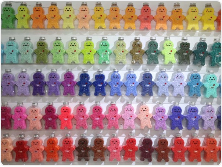 “网红”拼豆藏风险 劣质玩具如何流入市场