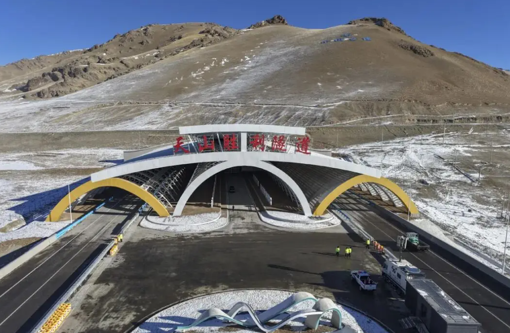 “天山那头有人民！”被新疆导游带火的天山隧道 到底有多牛？
