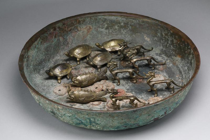 棺椁下腰坑铜盆内放置鎏金龙、龟、鱼及铜钱 唐康令恽墓出土遗物为何如此神秘？