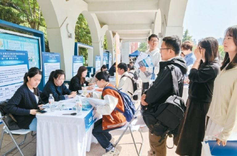 轻工业+新媒体专场招聘会走进陕科大