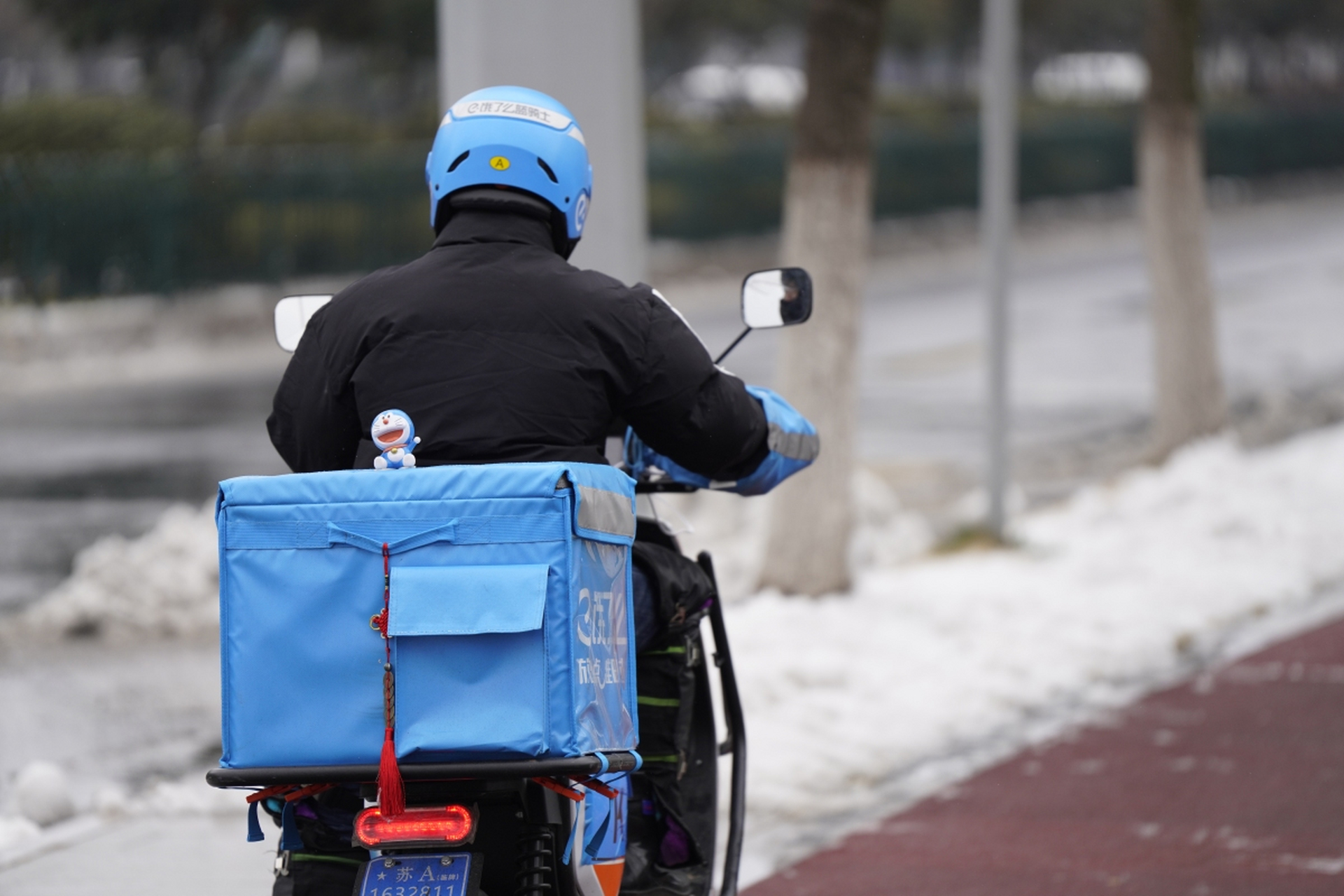 风筝线又伤人 西安外卖骑手夜晚送餐 脖子被割12厘米伤口