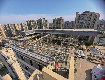 有人楼顶盖房子 有人切割楼板打通地下室 西安大明宫璞悦府违建“上天入地”