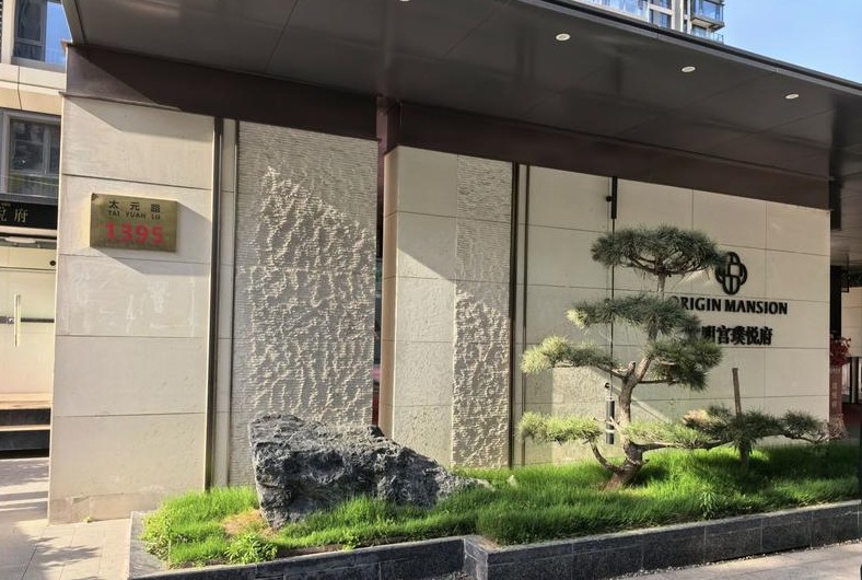 “违建上天入地”：大明宫璞悦府大多数业主还没收房，有人在楼顶搭脚手架准备搞建设，有人已破拆楼板把一楼和地下室连通