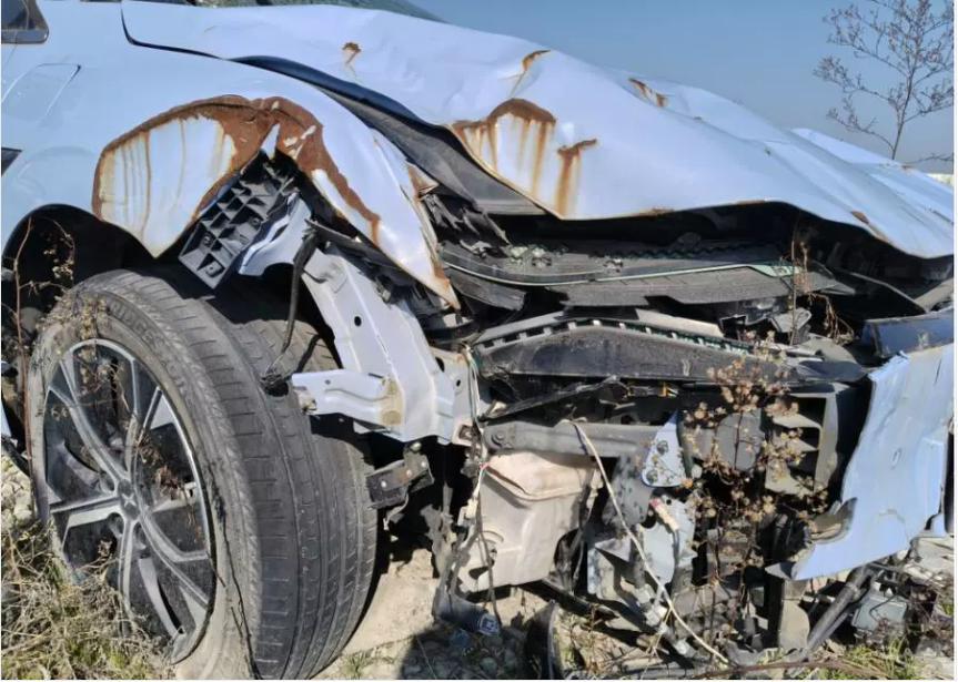 31人抢一辆严重受损8400元起拍的小鹏汽车 法院称车主已在车祸中身亡