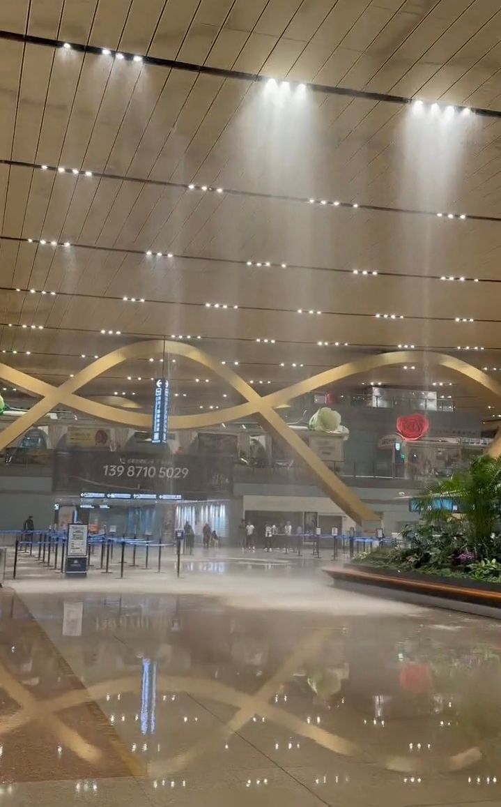 昆明长水国际机场内多处漏水 机场客服：正在抢修