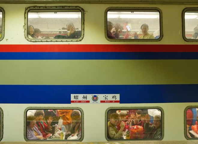 坐着专列去赏春  千余名银发旅客畅游药王山