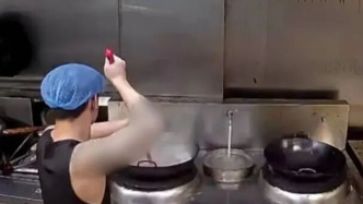 顺德一外卖后厨人员在锅里洗扫把吐口水？停业整顿 立案调查