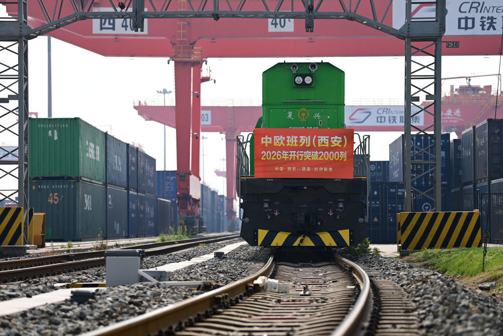 4月24日，满载货物的X8151次中欧班列在西安国际港站准备发车。