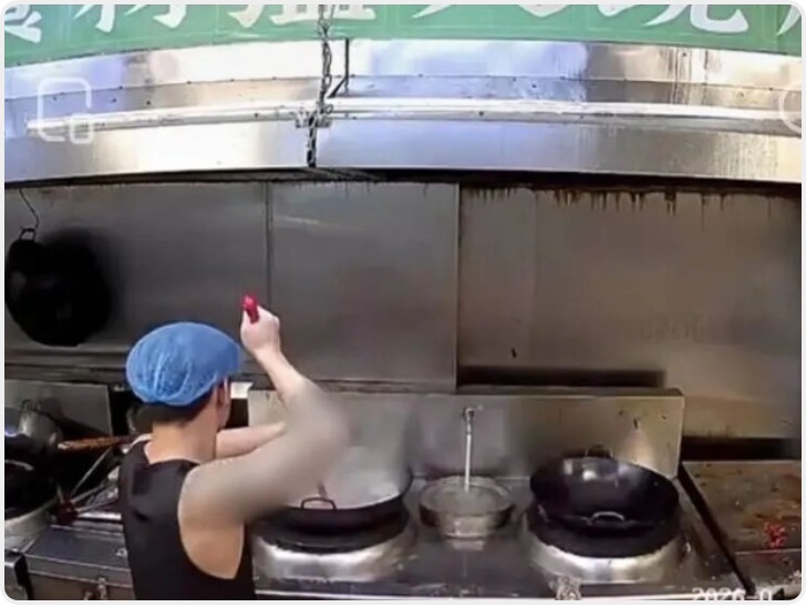 顺德一外卖后厨人员在锅里洗扫把吐口水？停业整顿 立案调查
