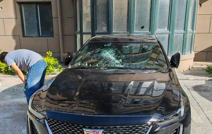 27楼装修坠下玻璃砸坏7辆私家车 物业：装修前要提前备案