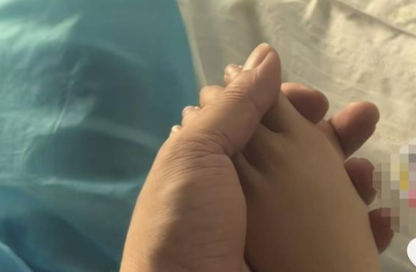 6岁抗癌女孩走了！父亲曾在地下通道直播跳舞筹款救女