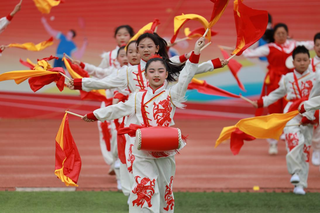 从晨光到星辰，在奔跑中成长——西咸新区第二小学 “向光行・成长汇” 春季运动会暨项目式课程成果展启幕