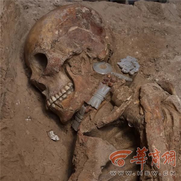  M65殉人随葬品出土情况.jpg