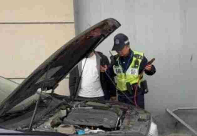 男子失业后瞒家人在车里住7天 车子手机都没电后哭了