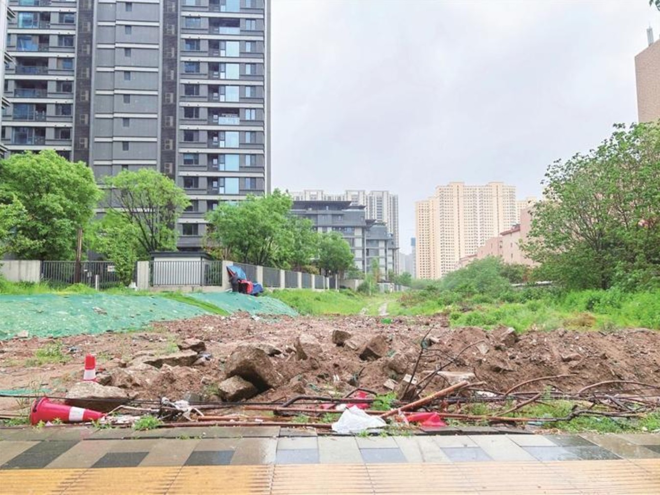 交房三年 招商央玺小区大门口的路仍无法通行