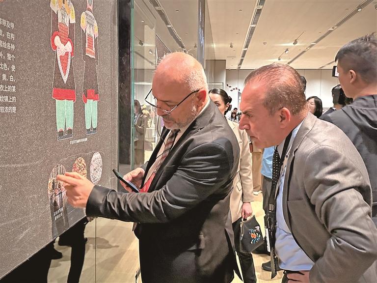 在西安，感受历史文化和现代生活