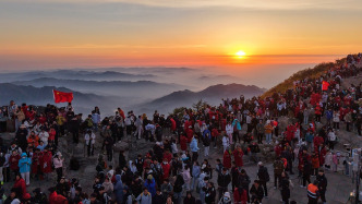 五一假期首日 泰山山顶2万多名游客共看日出