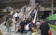“五一”假期第一天 西铁开旅客列车225列