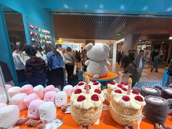 假期首店上新 杭州商圈“情绪消费”升温