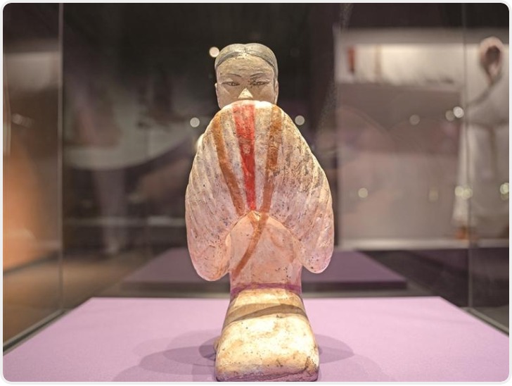 塑衣式彩绘拱手跽坐女俑：来自西汉的微笑