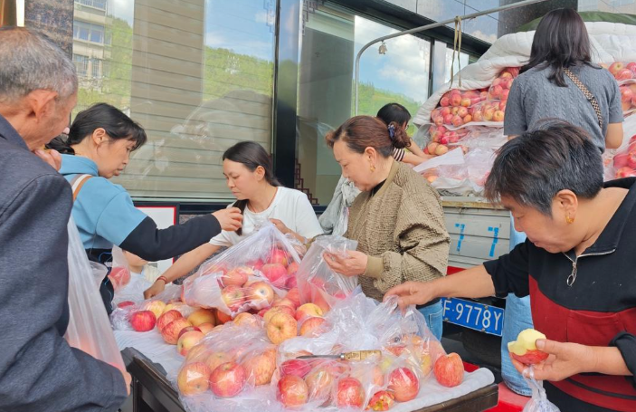 摊贩脑梗苹果被“一抢而光”后：陕西、湖北这两地互免景区门票一年