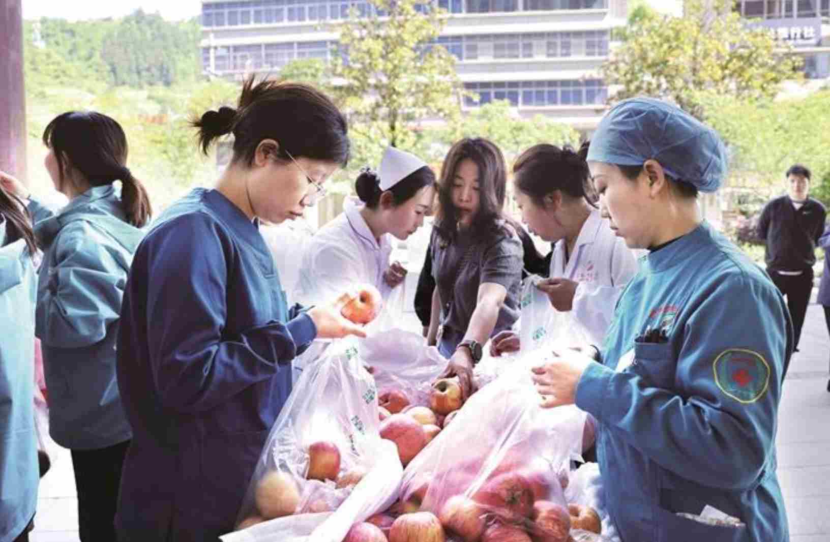 陕西商贩突发脑梗医院爱心助力售完苹果 两地网友温暖互动