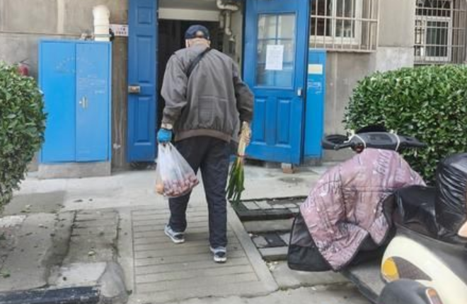 “拦路虎”变“安心坡” 陕汽万寿小区改台阶方便居民