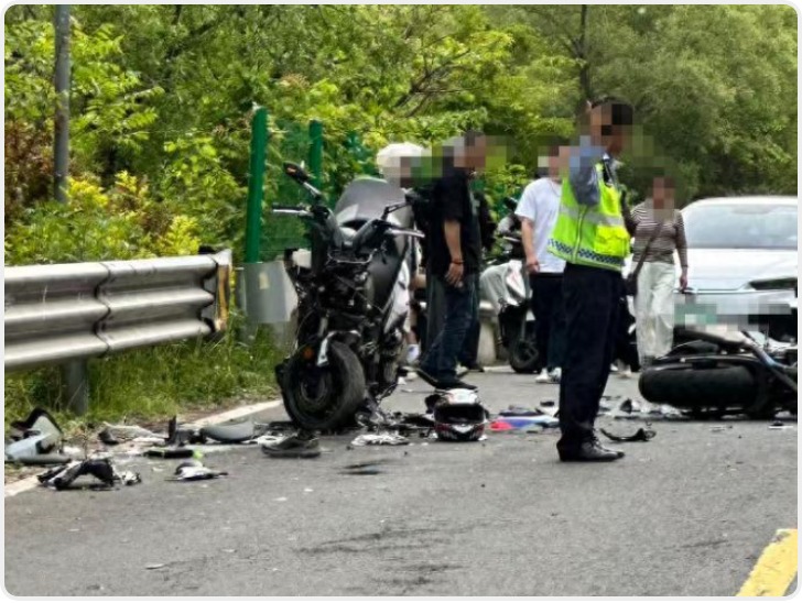 210国道秦岭分水岭摩托车逆行肇事 致一人亡一人受伤；逆行骑手出事前曾做手势打招呼