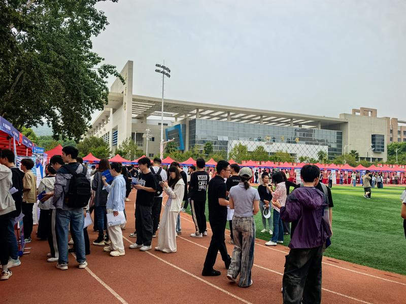 “职引未来”人工智能专场招聘会走进西科大122家企业提供4246个岗位
