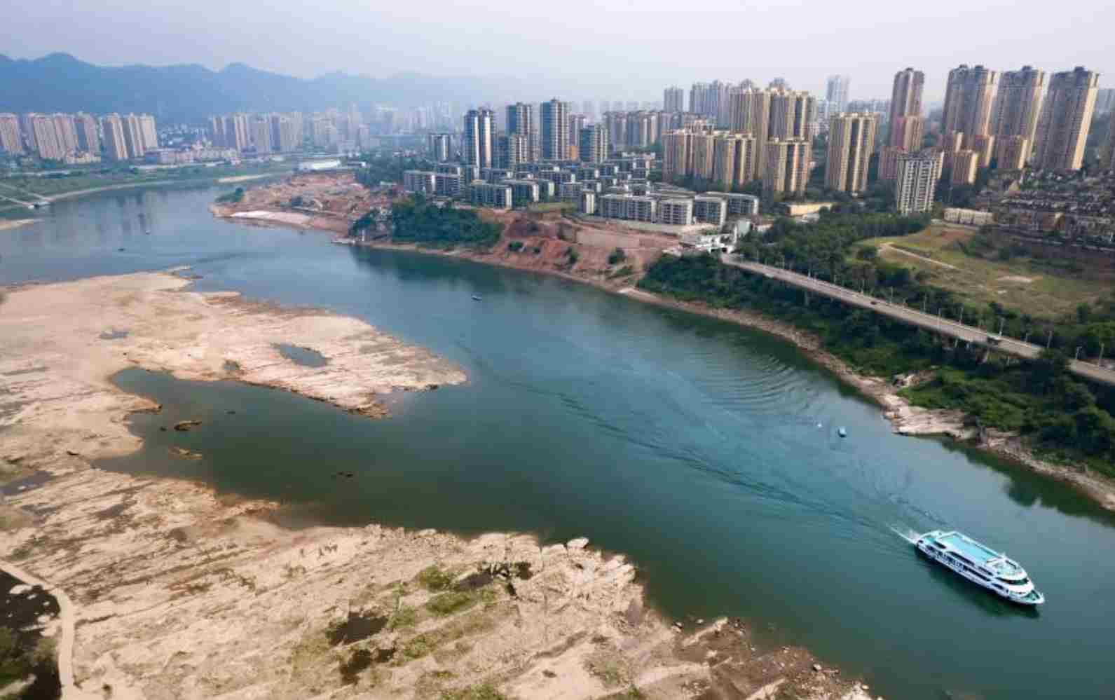 嘉陵江重庆段水位低 大片河床露出水面