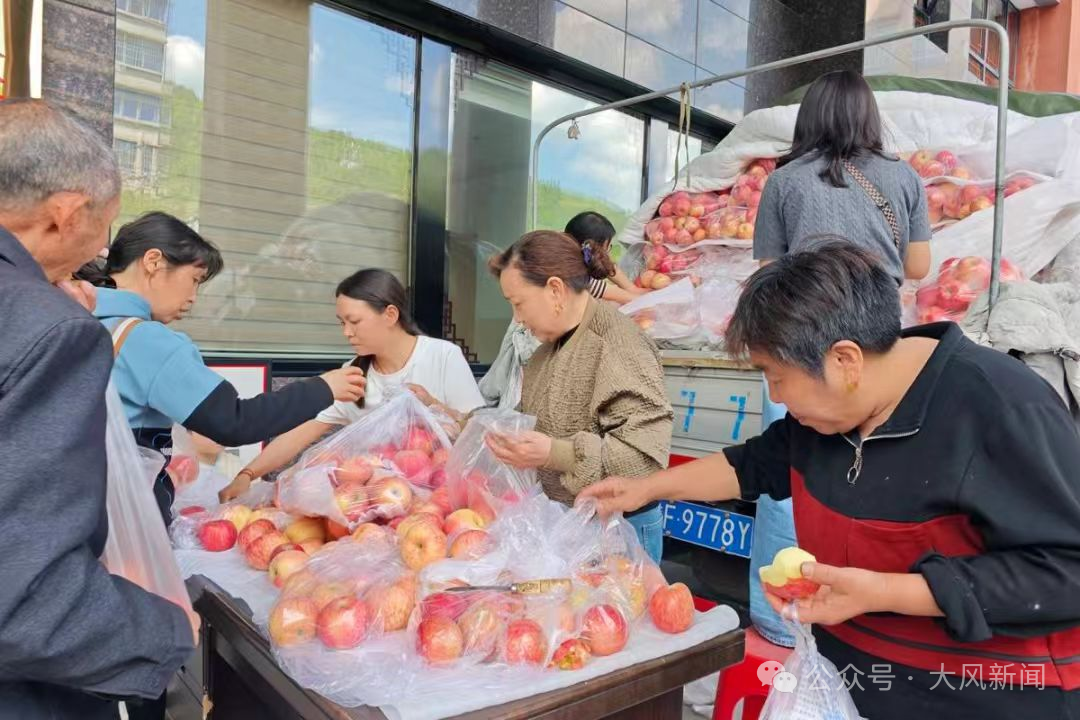 陕西夫妻湖北受助8000斤苹果19小时被买空 当事人：等身体恢复好想送一车苹果给咸丰好心人