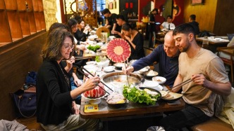 吃火锅喝奶茶端保温杯 美国人沉浸式体验“中国烟火”