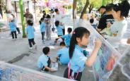 这所小学把家长会搬到公园和舞台上