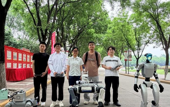 华商头条|西安科技大学毕业设计巡展亮点纷呈 人工智能学院“具身智能”成果亮眼出圈
