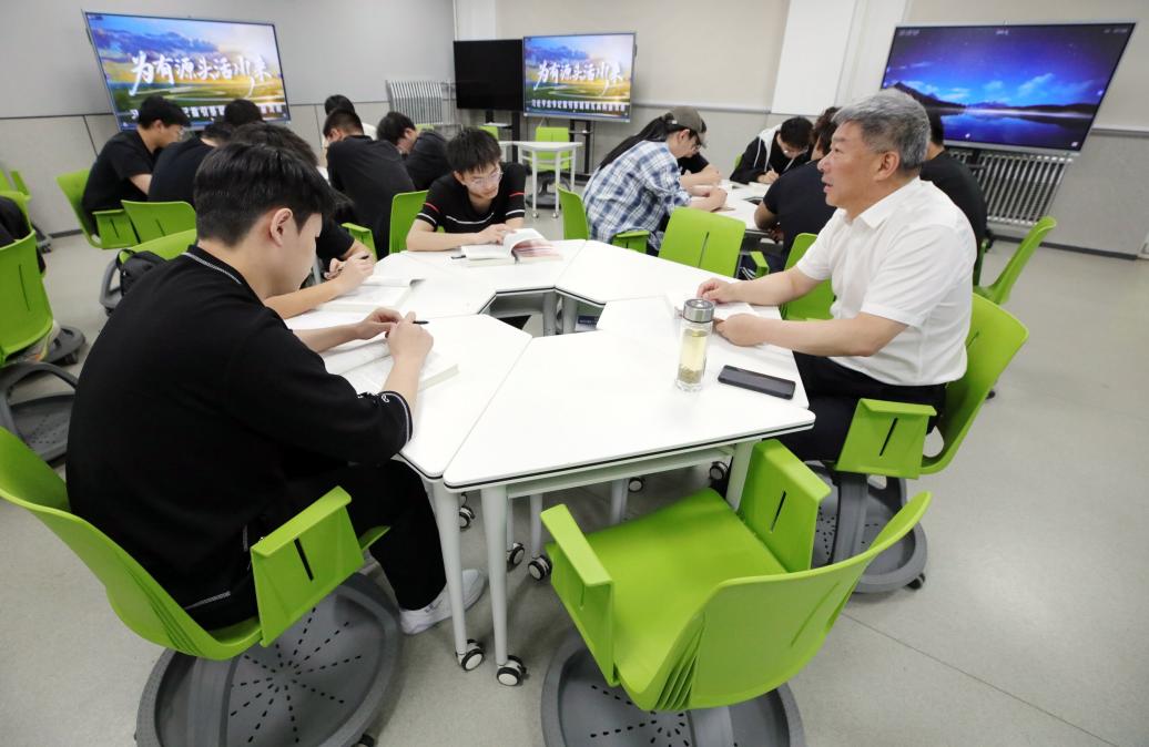 一堂特别的专业课：西安科技大学党委书记来兴平讲授《岩石力学与工程》