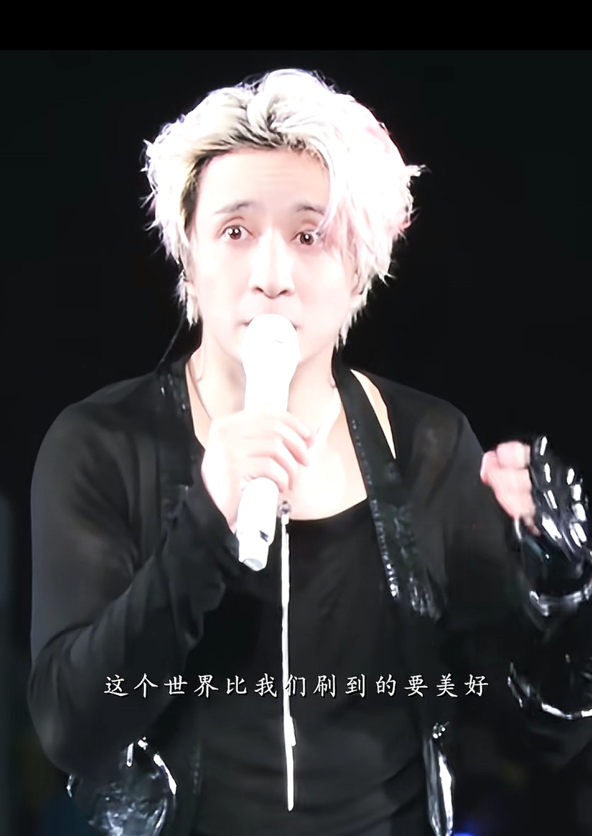 薛之谦回应被“女生盲道被撞摆拍视频”骗了：很高兴，这么恶劣的人不是真实存在的