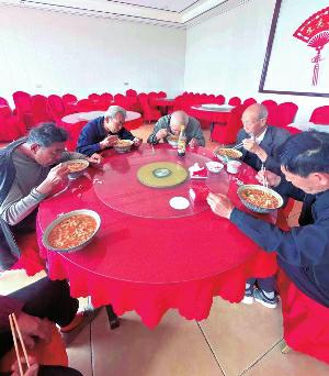 因地制宜开展农村互助服务 陕西已建成农村老年助餐点7382个