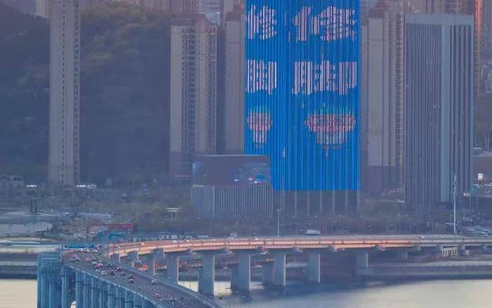 跨海大桥附近现“修脚”楼体广告，公共景观需要有洁癖吗？