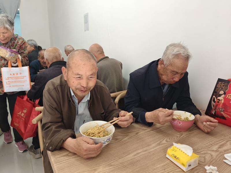 助餐服务让148名农村老人有饭吃。记者 王甜甜 摄