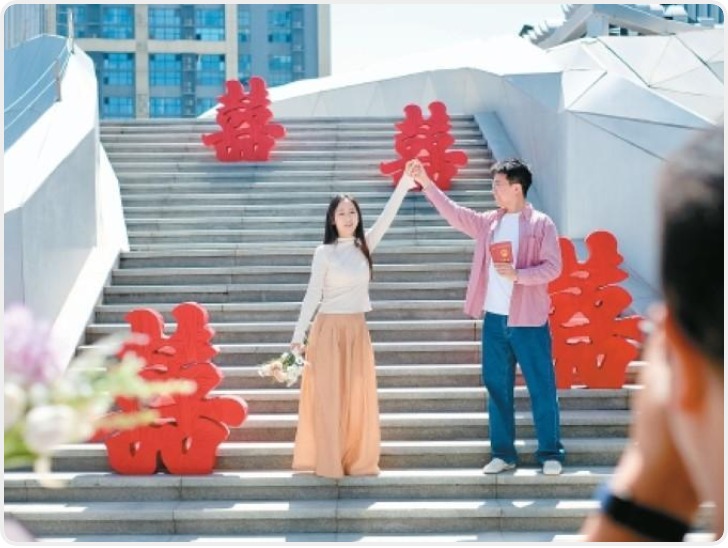 “甜蜜520”：西安各婚姻登记处花式宠新人