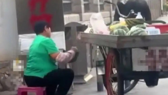 云南一摊贩向西瓜切面涂抹“不明液体”：检测结果是水