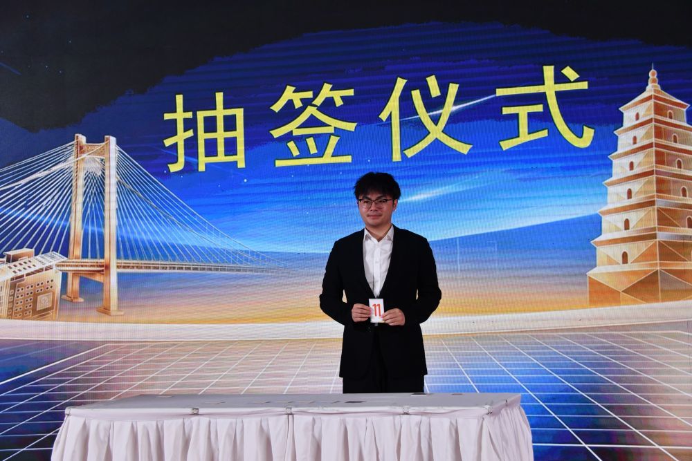 中国棋手廖元赫在春兰杯首轮抽签仪式上