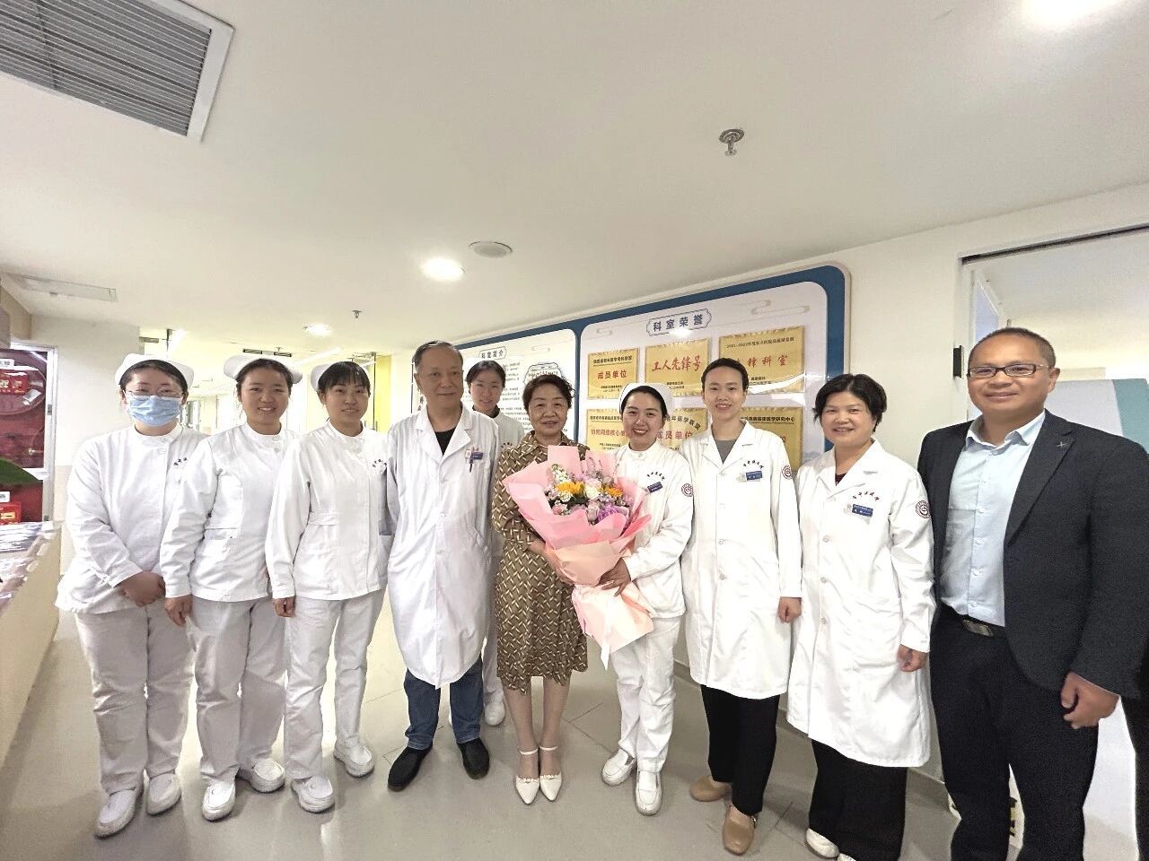 鲜花寄真情 敬意送天使——西安市中医医院开展护士节慰问活动