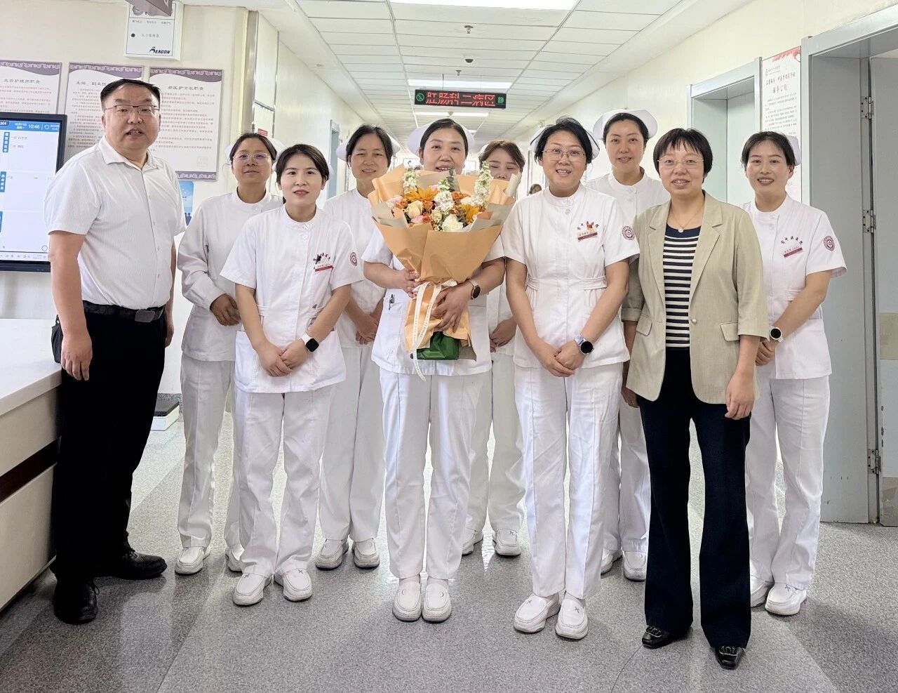 鲜花寄真情 敬意送天使——西安市中医医院开展护士节慰问活动