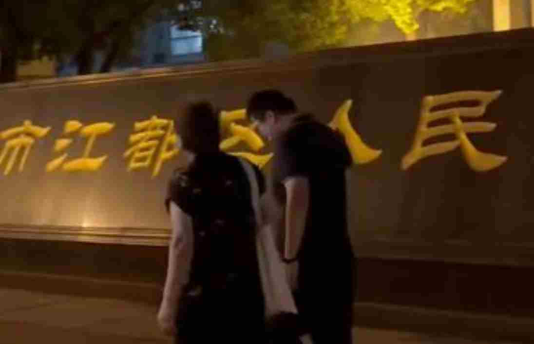 妻子起诉68岁丈夫向90后女子转账4800万 女儿出庭作证
