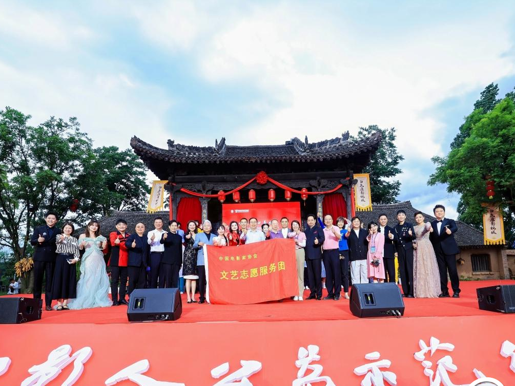 光影润初心 公益暖原乡——“电影人公益示范行”走进白鹿原影视城